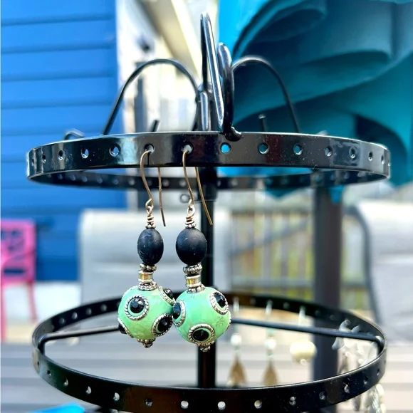 Unique green and black hook earrings - Picture 2 of 3